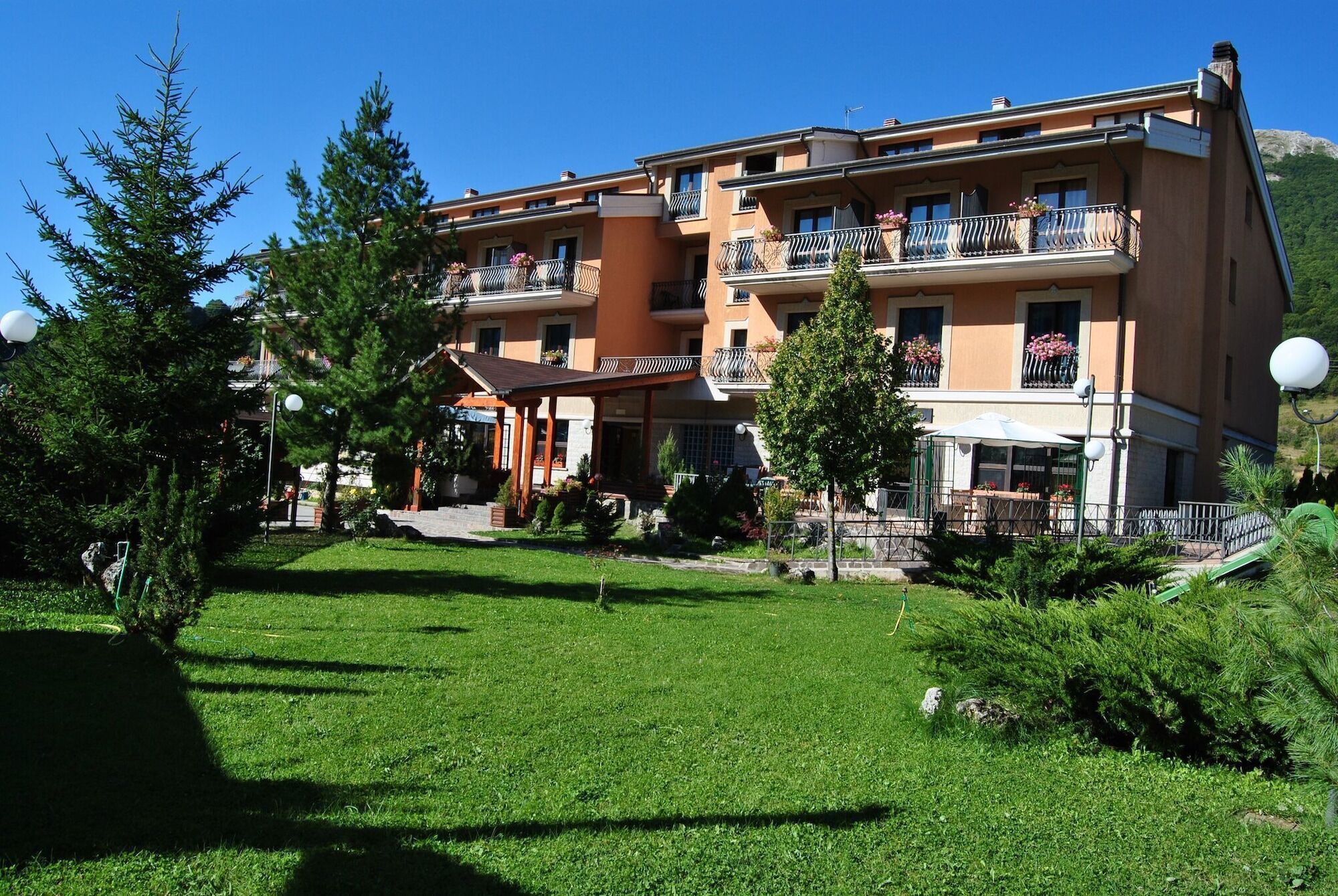 Alba Sporting Hotel Рокка-ди-Меццо Экстерьер фото